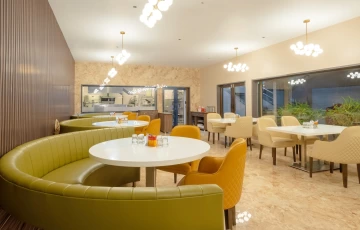 Hospitality-focused photography showcasing hotels, restaurants, and dining spaces to support marketing, and guest engagement.