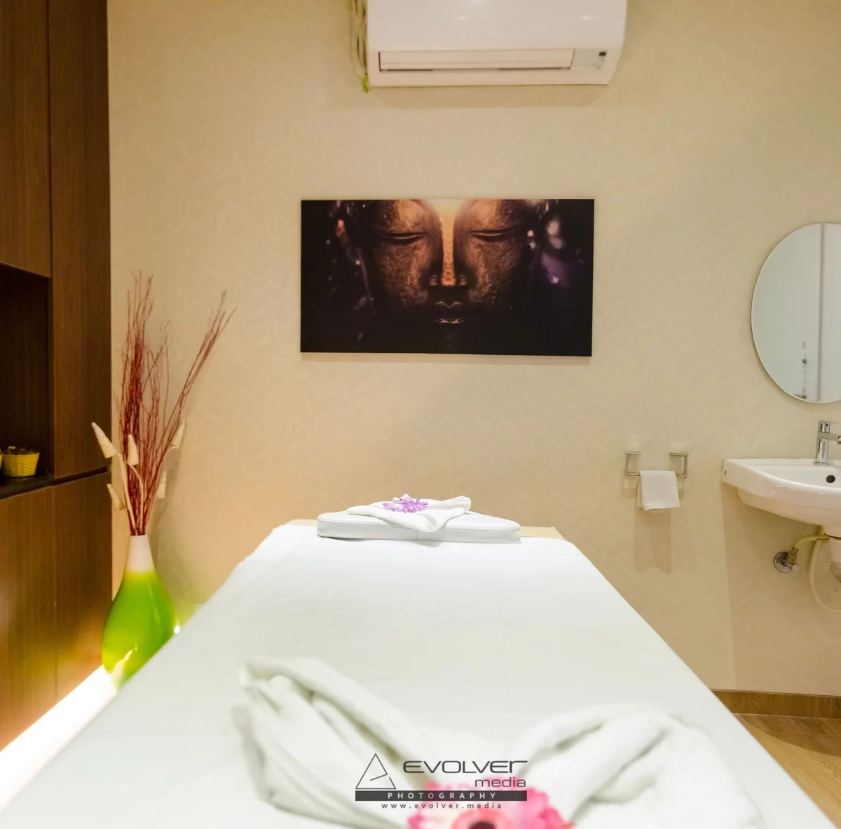 Interior Design Real Estate Photography Evolver Media Pune. Medi Spa Doctor Clinic. Call 9518356811 for booking. 09